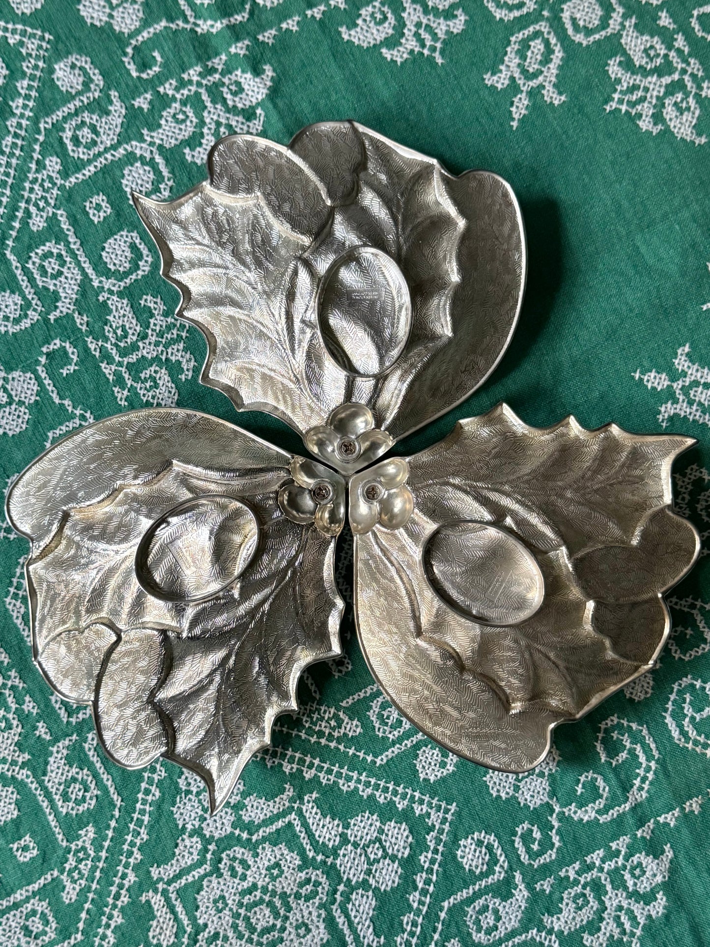 Holly Leaf Triple Server