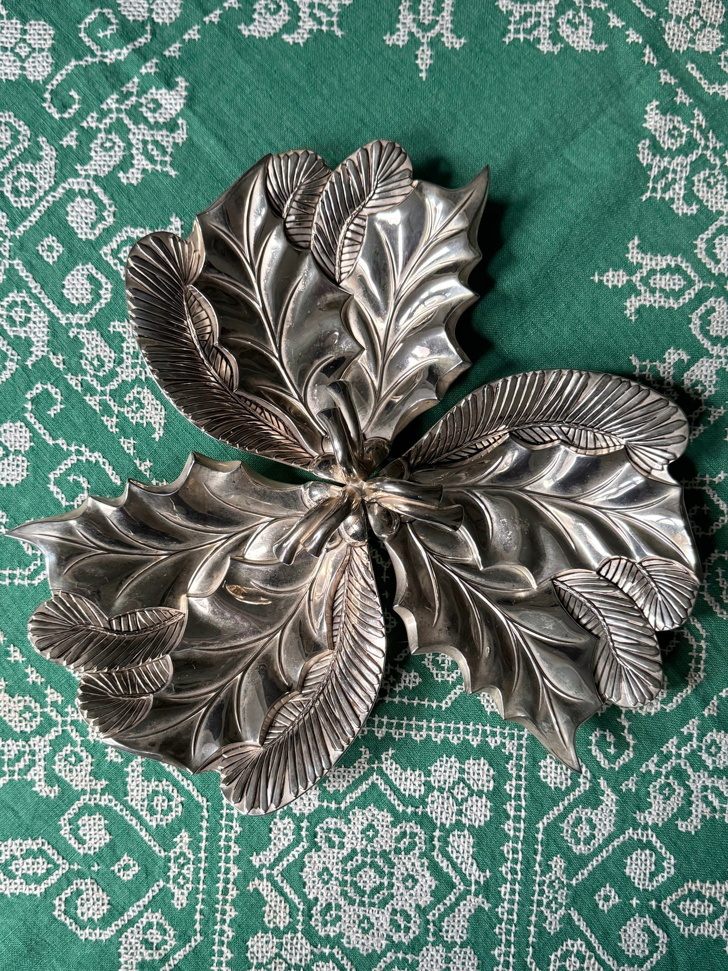 Holly Leaf Triple Server