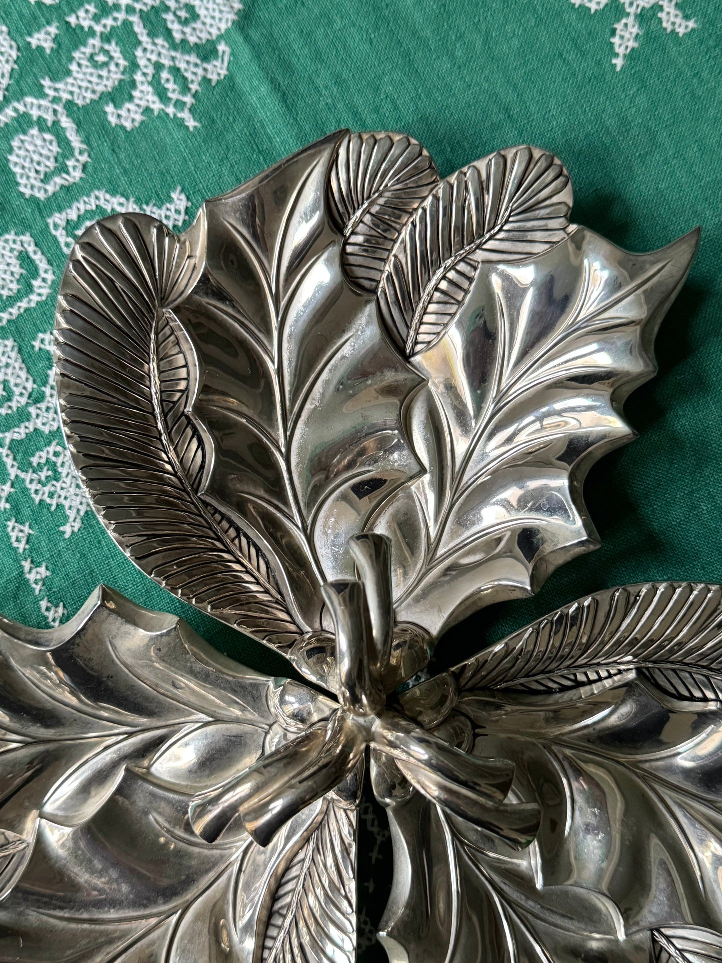 Holly Leaf Triple Server